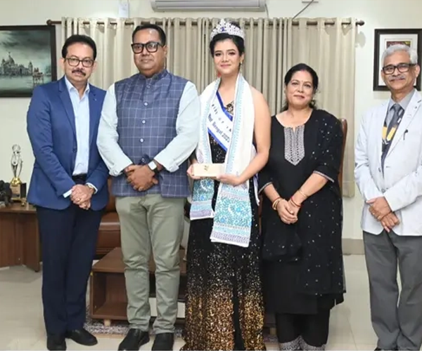 Shri Satyam Roychowdhury congratulated Avishikta Dey for being awarded Miss Teen India 2023.