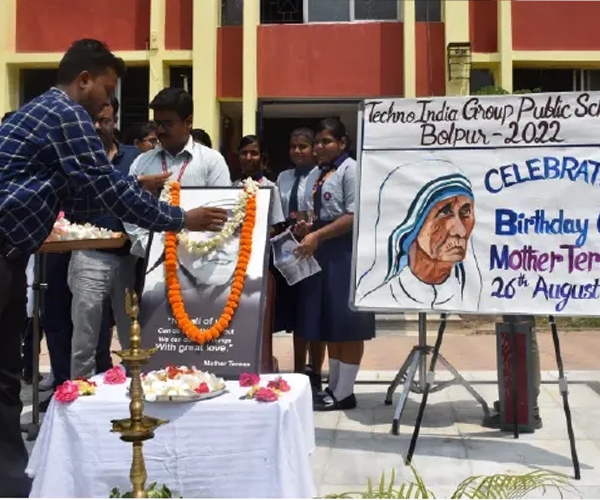 Teresa House of our school conducted the morning
assembly today to pay respect
to Saint Teresa on her birthday.